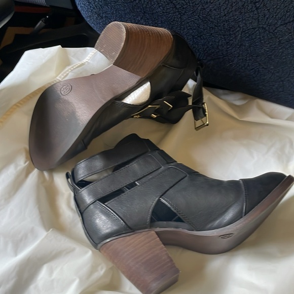 Ladies Black with Gold Buckles Ankle Boots. Size 6.5 EUC - Picture 2 of 3